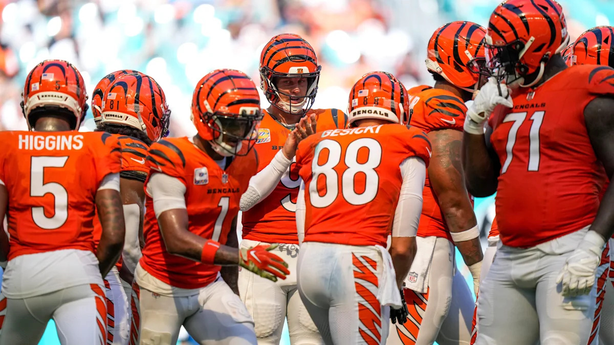 Jogadores dos Bengals conversam durante partida.