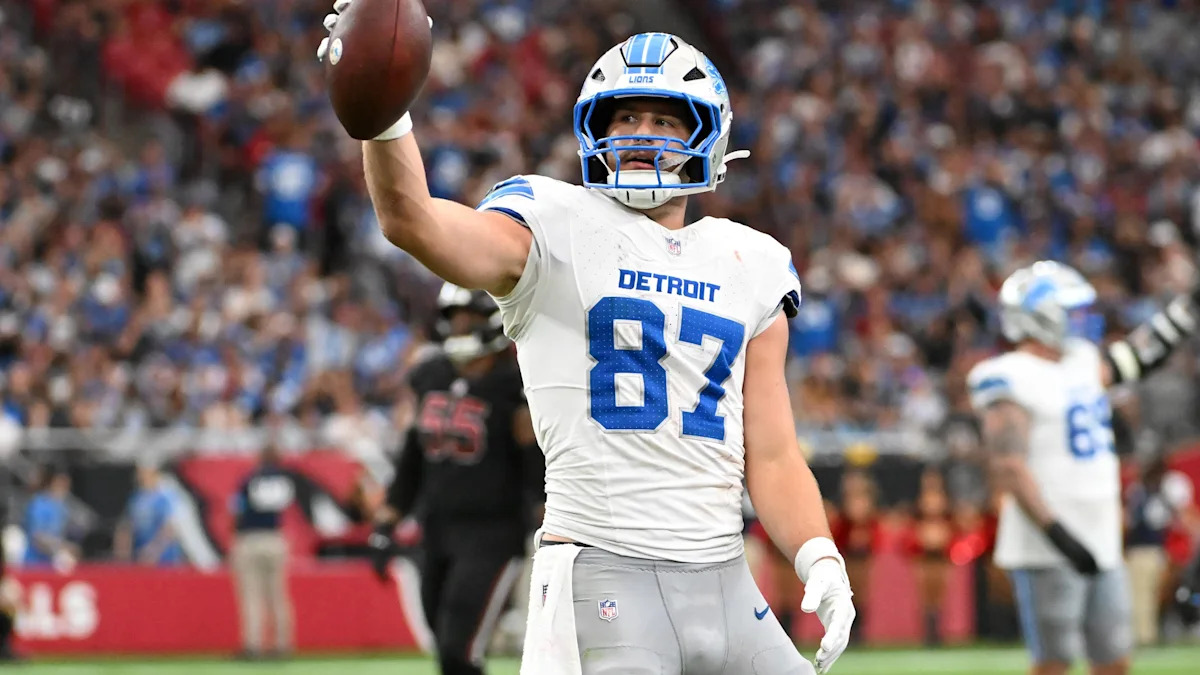 Sam LaPorta comemora uma recepção dos Lions contra os Cardinals.