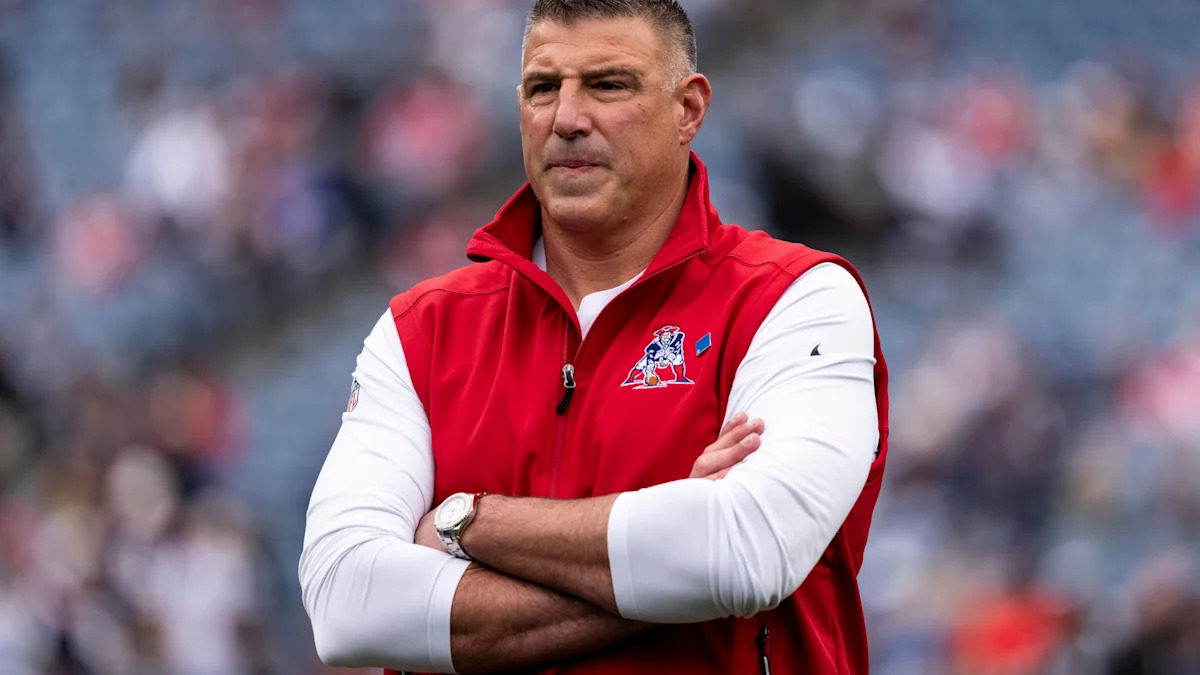 Mike Vrabel acompanha os Patriots à margem do campo.