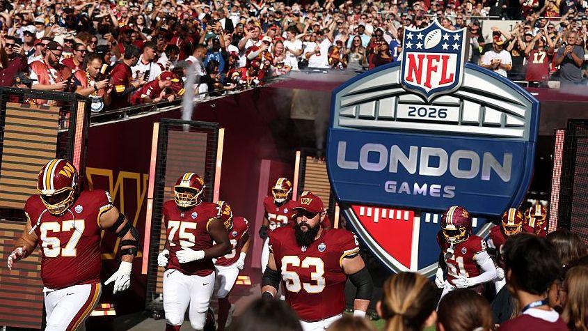 Jogadores do Washington Commanders entram em campo antes do duelo contra o Indianapolis Colts em Londres, em outubro de 2026.