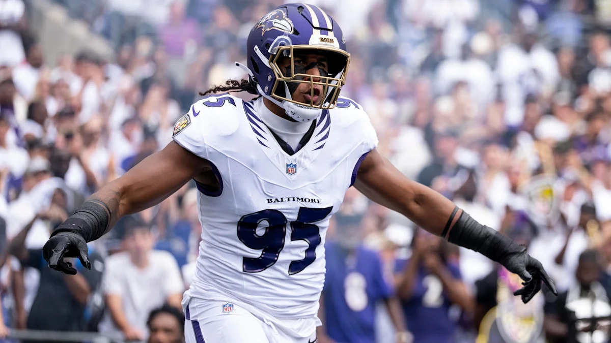 Tavius Robinson entra em campo pelos Ravens.