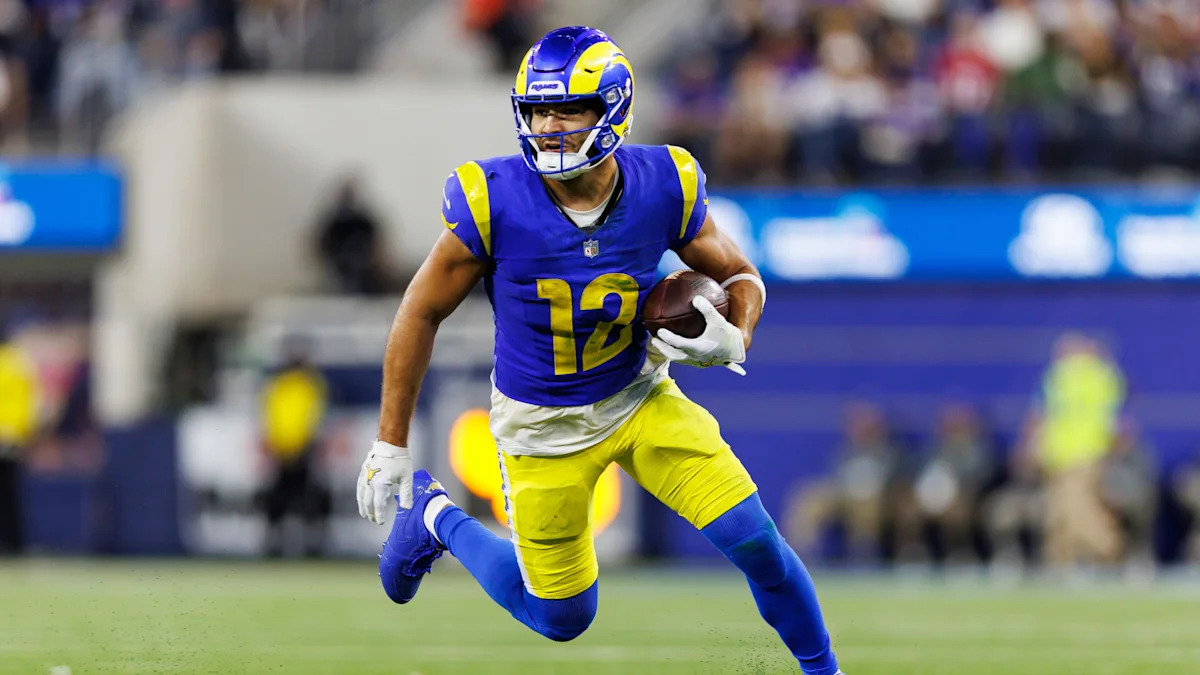 Puka Nacua corre com a bola pelos Rams.