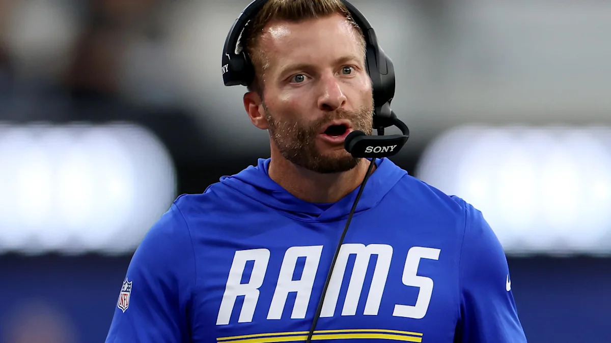 Sean McVay acompanha o confronto dos Rams com os Bills.