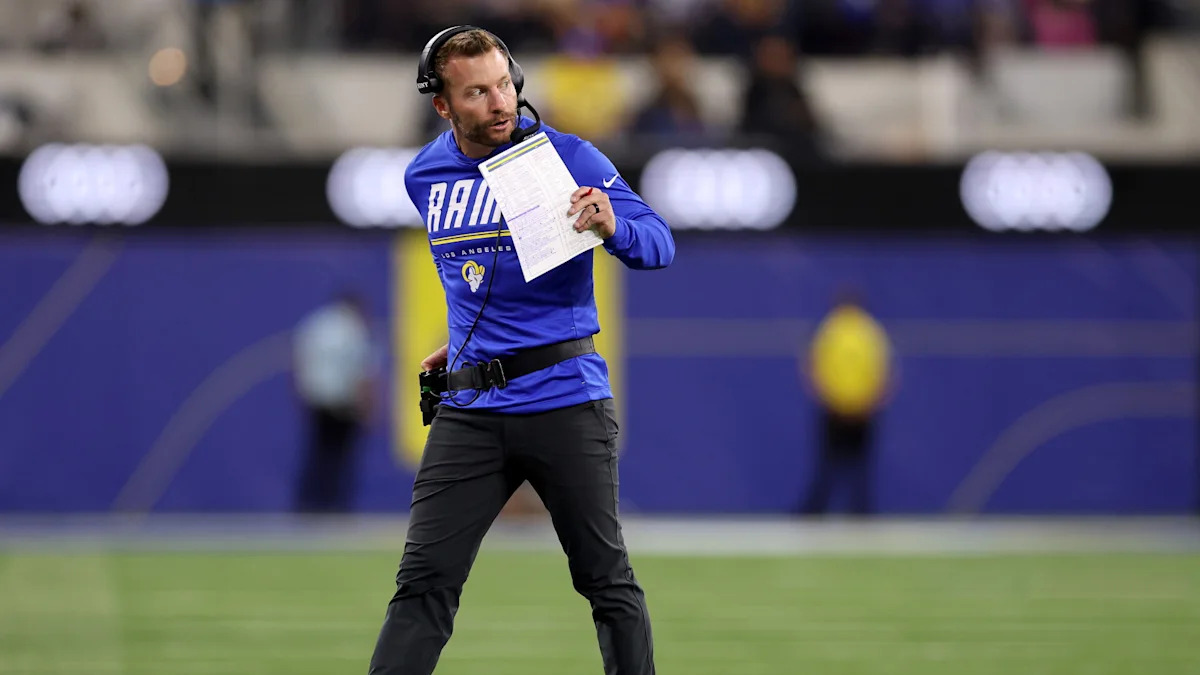 Sean McVay acompanha os Rams em campo.