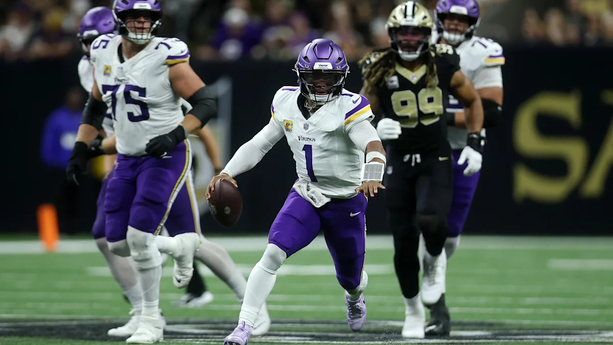 Kyler Murray corre pelos Vikings contra os Saints.