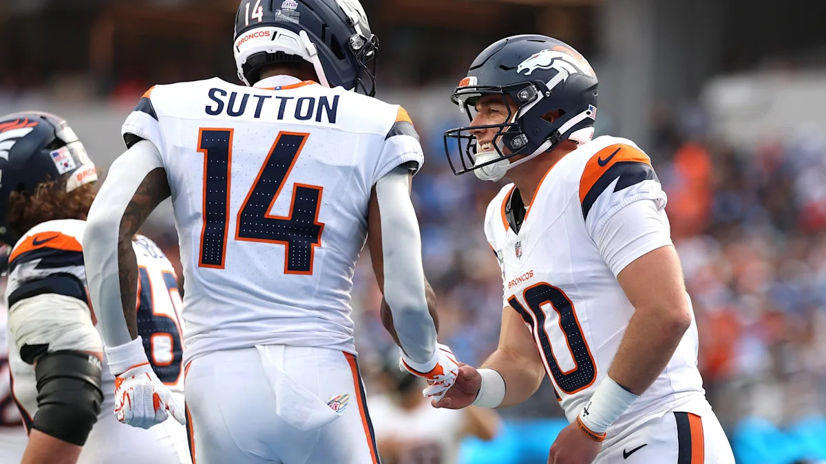 Courtland Sutton e Bo Nix em campo pelos Broncos.
