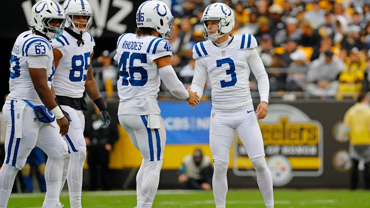 Spencer Shrader comemora com companheiros dos Colts em Pittsburgh.