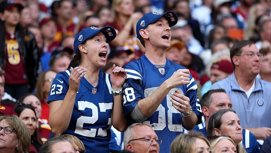 Torcedores do Indianapolis Colts comemoram a vitória sobre os Commanders em Londres, em outubro de 2026.