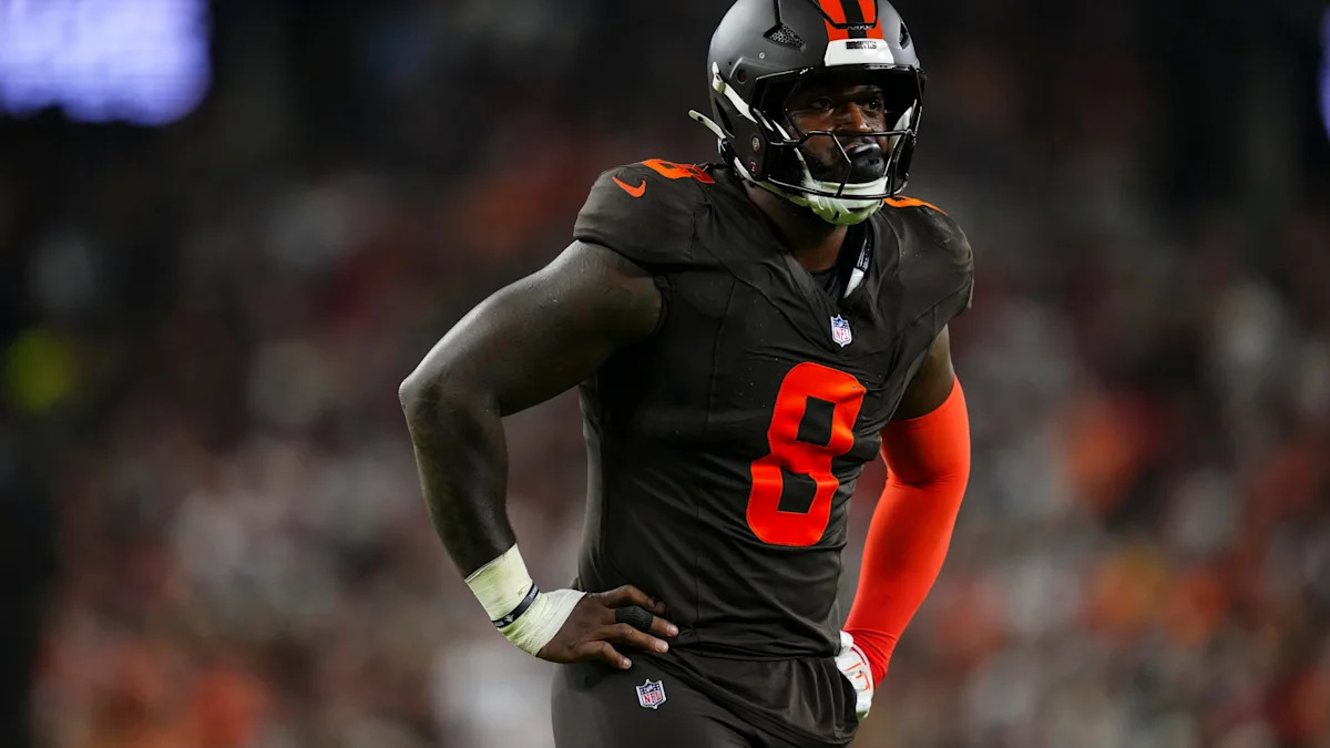Jared Verse em campo com o uniforme dos Browns.