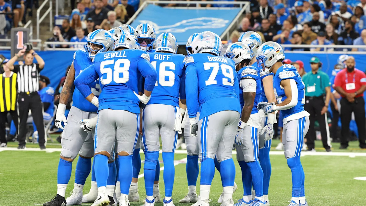 Jared Goff comanda a reunião do ataque dos Lions antes de uma jogada.