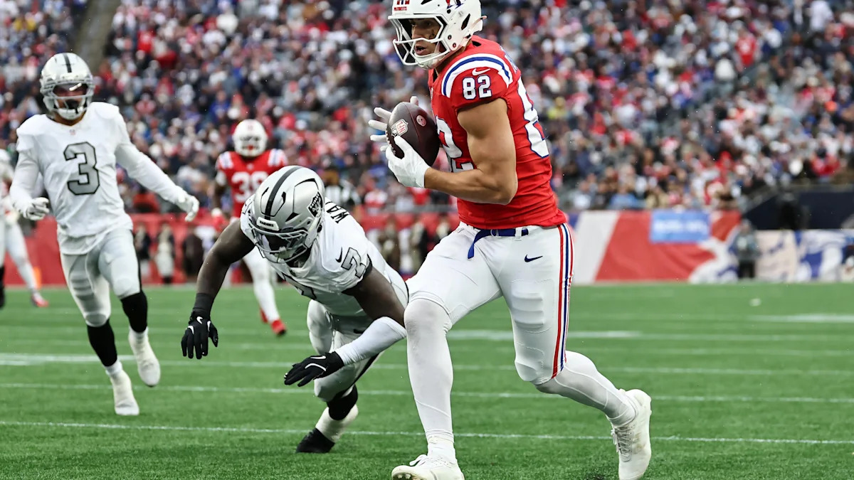 Eli Raridon avança com a bola pelos Patriots.