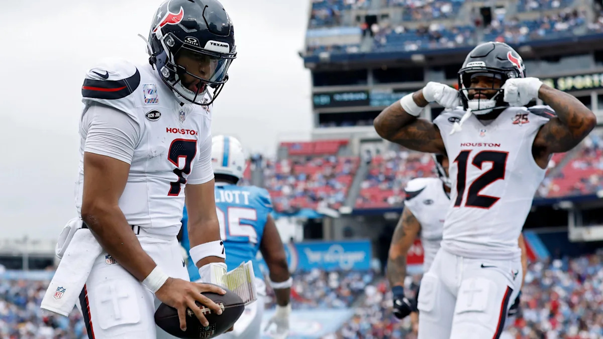 C.J. Stroud comemora com Nico Collins na partida contra os Titans.