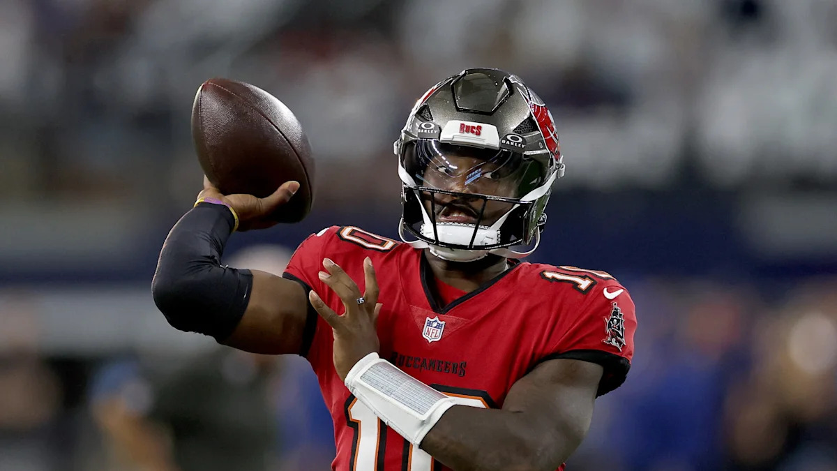 Jalon Daniels, dos Buccaneers, prepara um passe.
