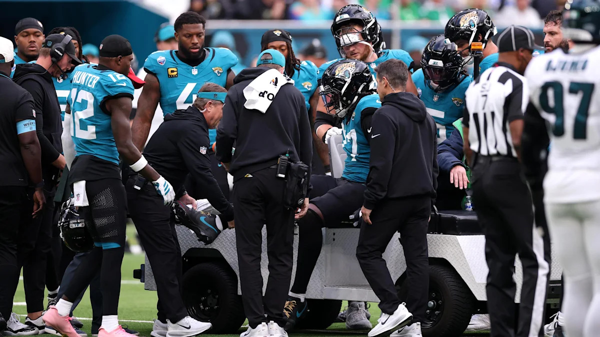 Anton Harrison recebe atendimento após se lesionar contra os Eagles em Londres.