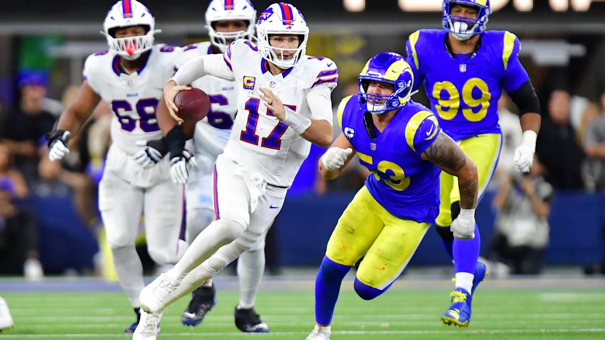 Josh Allen corre com a bola diante da defesa dos Rams.