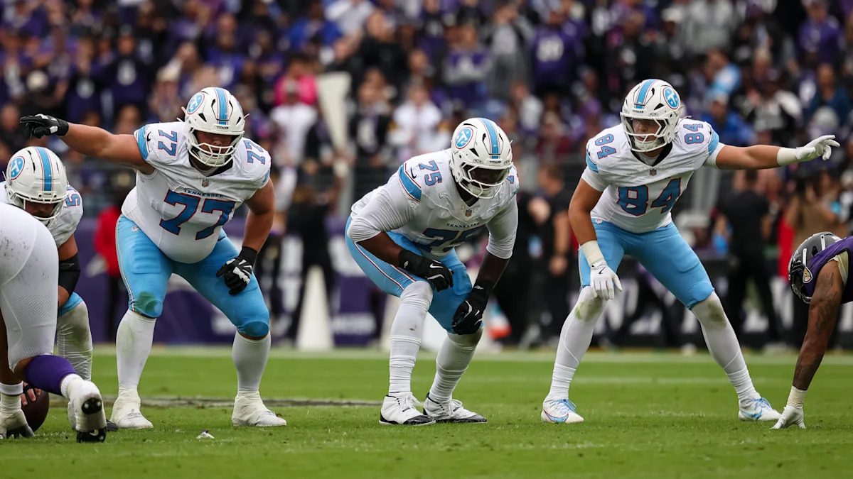 Linha ofensiva dos Titans se prepara para uma jogada contra os Ravens.