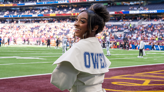 Simone Biles acompanha o jogo entre Colts e Commanders em Londres, em outubro de 2026.