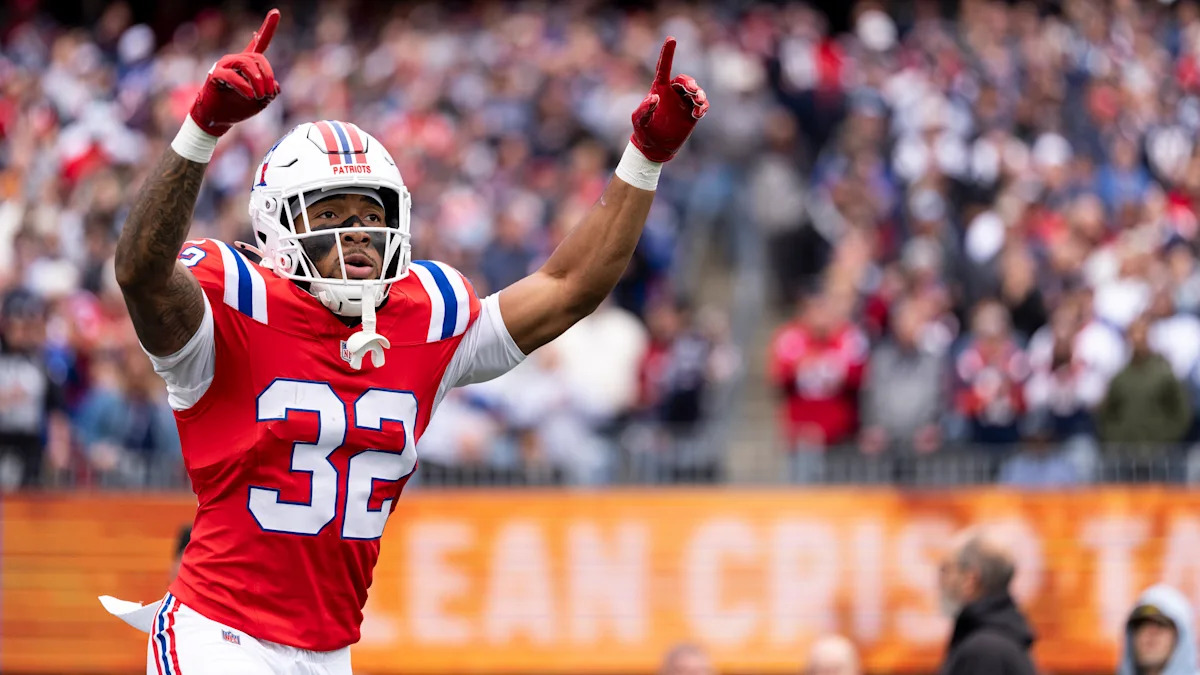 TreVeyon Henderson comemora durante uma partida dos Patriots.