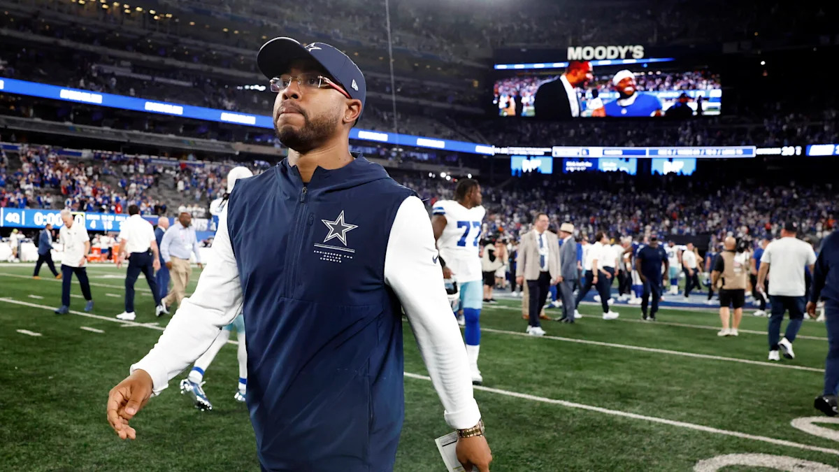 Christian Parker à beira do campo pelos Cowboys.