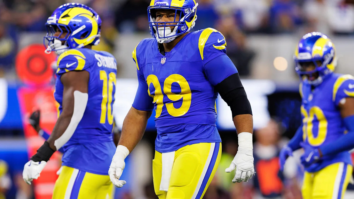 Aaron Donald em campo com o uniforme dos Rams.