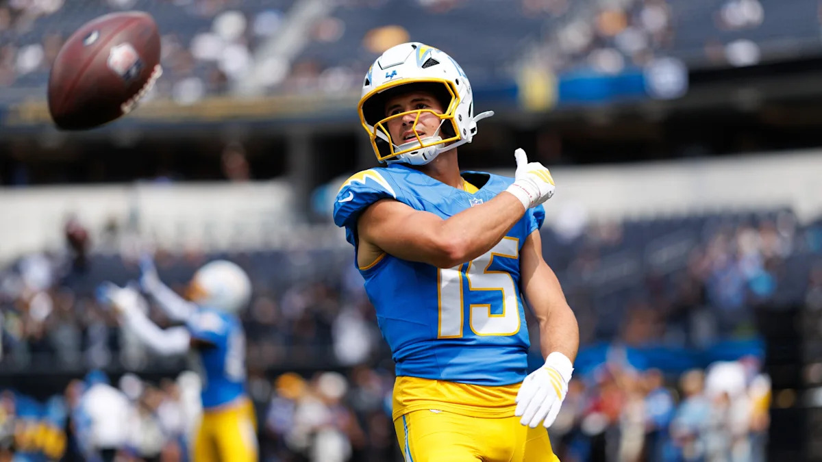 Ladd McConkey recebe a bola durante uma atividade dos Chargers.