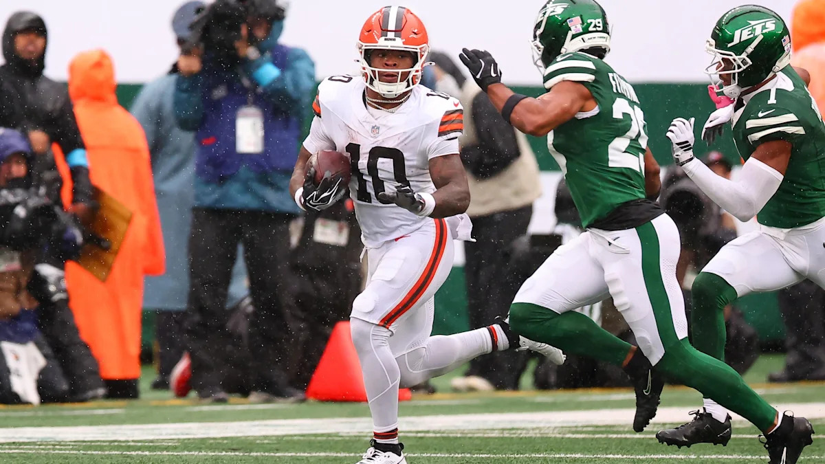 Quinshon Judkins corre com a bola diante da defesa dos Jets.