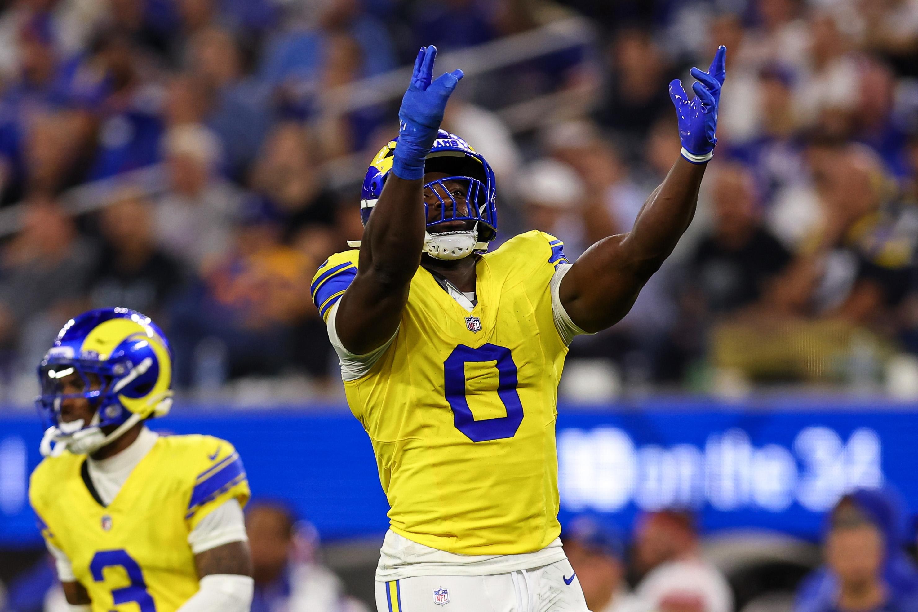 Byron Young comemora um sack no jogo dos Rams contra os Giants no SoFi Stadium, em 21 de setembro de 2026.