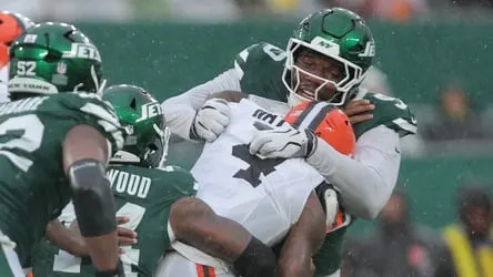 Defensor dos Jets pressiona Deshaun Watson durante a partida contra os Browns.