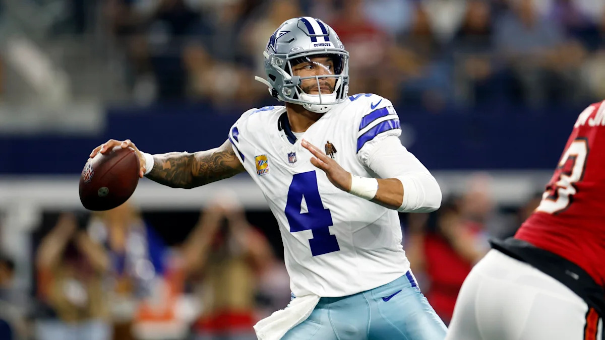 Dak Prescott prepara um passe no jogo dos Cowboys contra os Buccaneers.