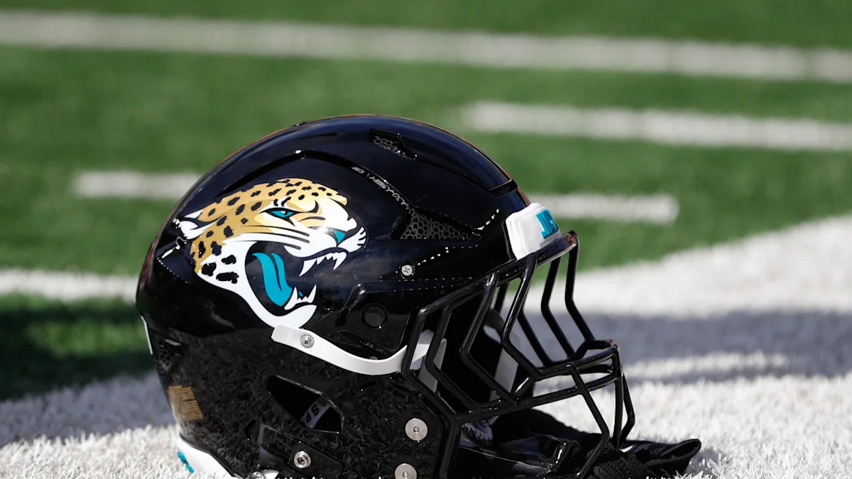 Capacete do Jacksonville Jaguars sobre o campo.
