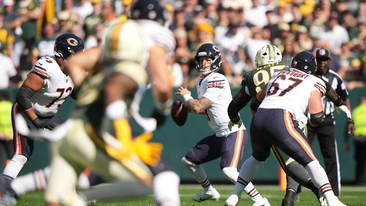 Tyson Bagent procura uma opção de passe contra os Packers em Lambeau Field.