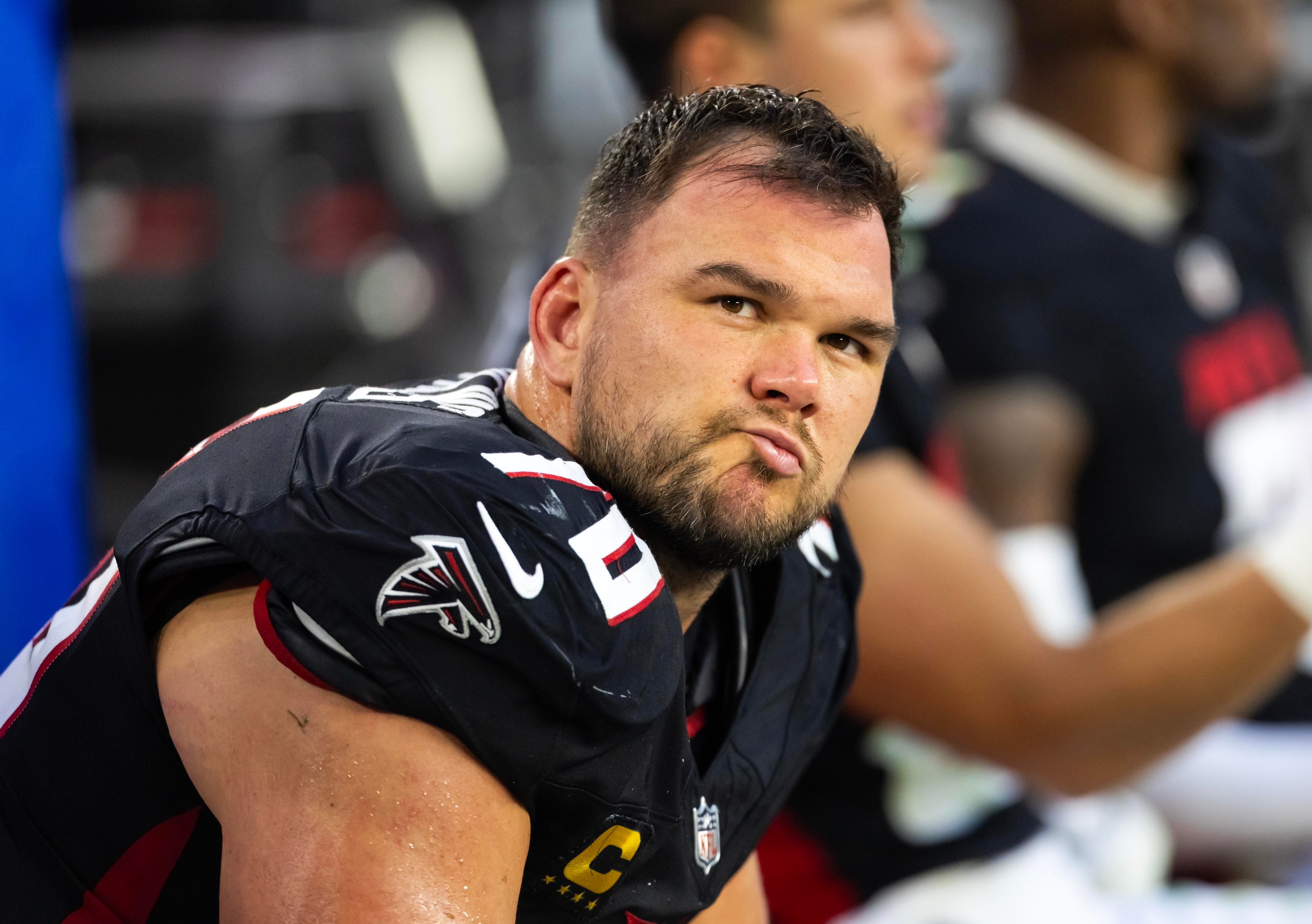 Jogador do Atlanta Falcons à beira do campo.