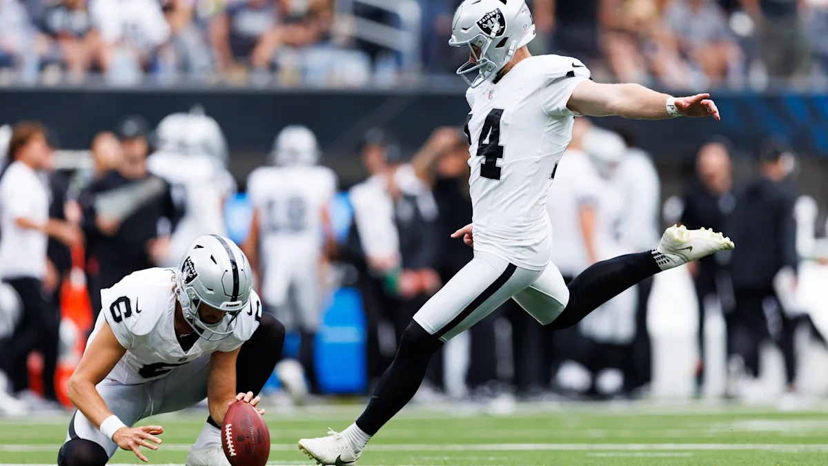Matt Gay tenta um field goal pelos Raiders contra os Chargers.