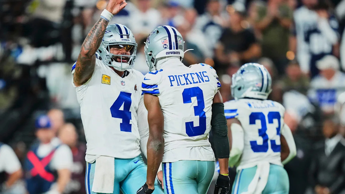 Dak Prescott comemora com George Pickens durante uma partida dos Cowboys.