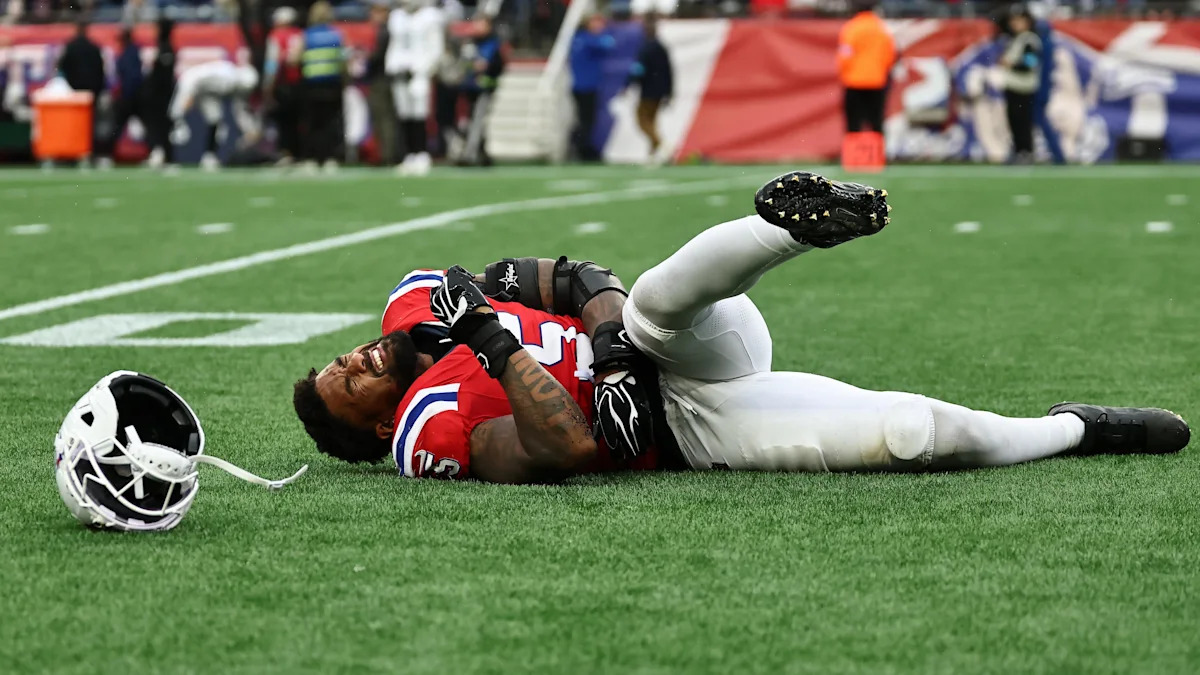 TreVeyon Henderson recebe atendimento após se machucar contra os Raiders.