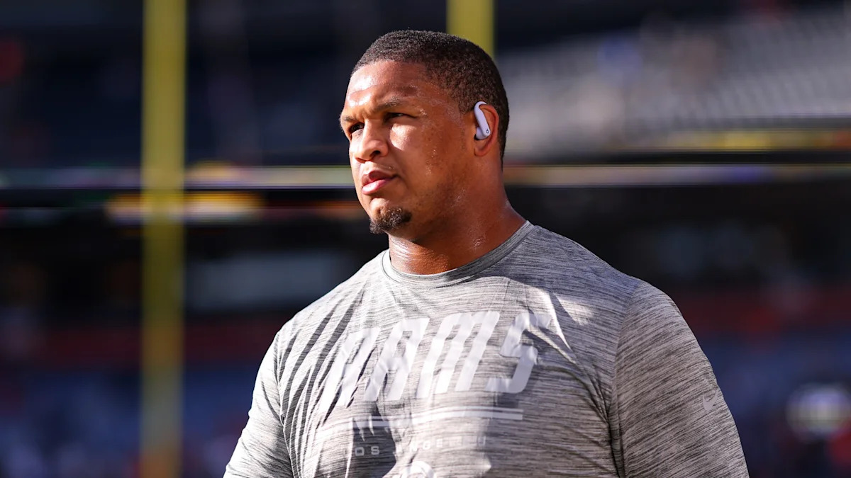 Alaric Jackson com uma camisa de treino dos Rams.
