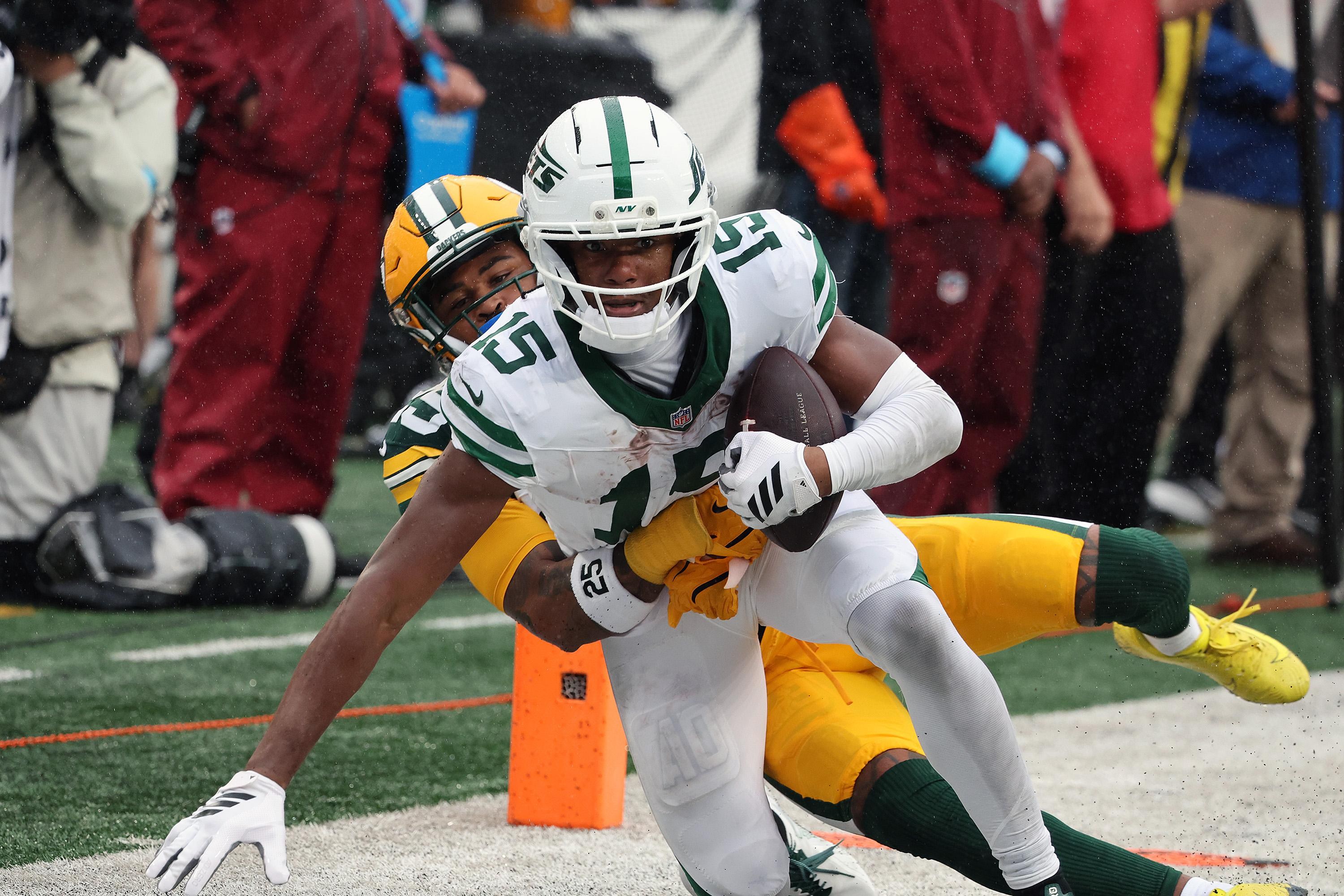 Breece Hall, do New York Jets, enfrenta a defesa do Green Bay Packers.