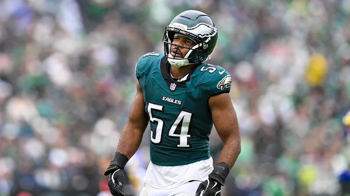 Jeremiah Trotter Jr. durante partida dos Eagles contra os Rams.